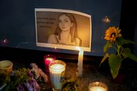 Ljus och blommor uppställda vid en bild av mördade 18-åriga Debanhi Escobar.