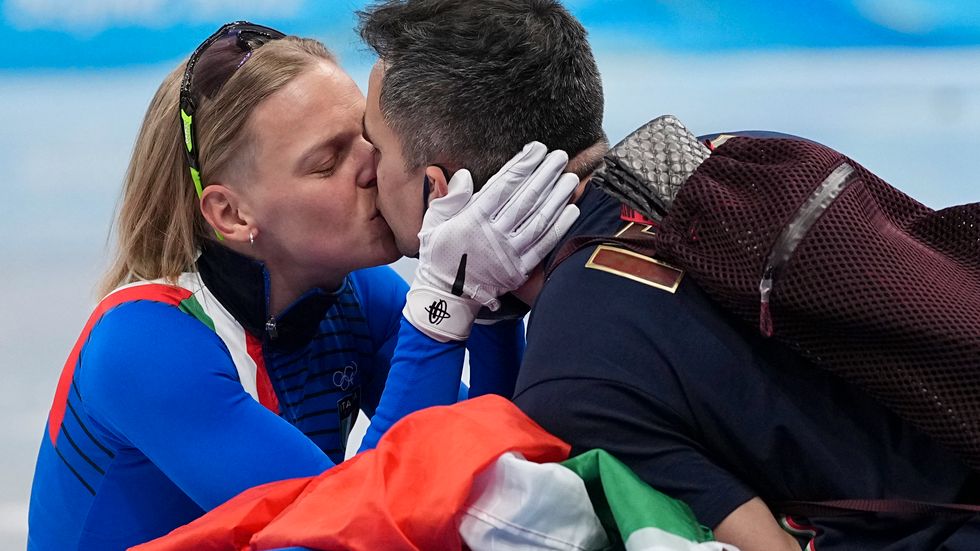 Arianna Fontana firar OS-guldet tillsammans med sin man.