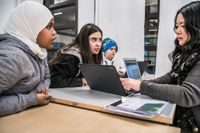 Mozan Sanosi, Nour och Akram Zaol, får hjälp av läraren Gabriella Persson. Att bygga starka relationer med eleverna är grundbulten i skolans framgångsrika pedagogik, som växte fram efter en stökig start. 