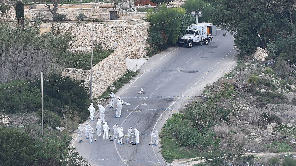 Polisens rättstekniker arbetar, tre dagar efter mordet, vid platsen där bomben i Daphne Caruana Galizias bil detonerade.