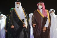 Emiren av Qatar Tamim bin Hamad al-Thani (höger) och Saudiarabiens kronprins Mohammed bin Salman (vänster) är i konflikt sedan 2017. Arkivbild.