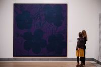 Andy Warhols, målning ”Ten-foot flowers” från 1967 är just det titeln antyder, 10 fot hög - drygt 3 meter.