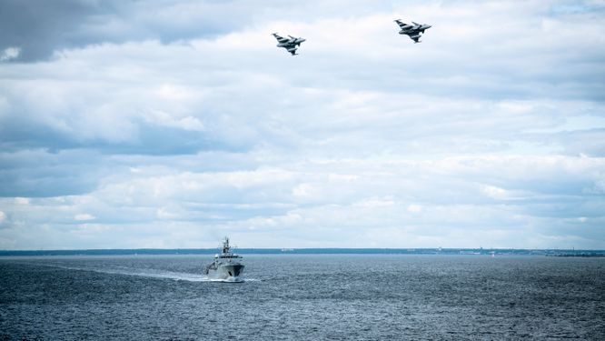 HMS Carlskrona och två Gripen-flygplan patrullerar Östersjön under Försvarsmaktens beredskapsinsats 2020. 