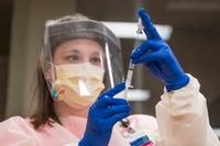 En sjuksköterska späder ut Pfizer och Biontechs vaccin inför en injektion, vid en vårdinrättning i Walla Walla, i delstaten Washington.