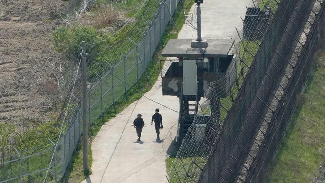Taggtrådsstängsel i Paju, Sydkorea, nära nordkoreanska gränsen. Arkivbild.