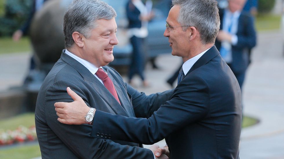 Ukrainas president Petro Porosjenko med Natos generalsekreterare Jens Stoltenberg.