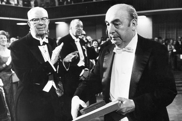 Poeten Pablo Neruda har just tagit emot Nobelpriset 1971 och applåderas av Sveriges dåvarande kung Gustav VI Adolf.