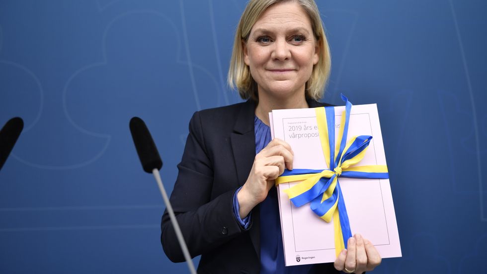 En budget som inte krymper klyftorna. Finansminister Magdalena Andersson (S) med den ekonomiska vårpropositionen.