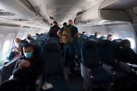 Ansiktsmasker är inte längre obligatoriska på flygningar i USA. Arkivbild.