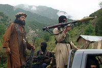 Talibansk patrull i närheten av pakistanska Shawal. Både talibaner och al-Qaidagrupper har pressats hårt av bland annat USA:s drönarattacker från pakistanska baser, men har visat sig vara långt ifrån besegrade.