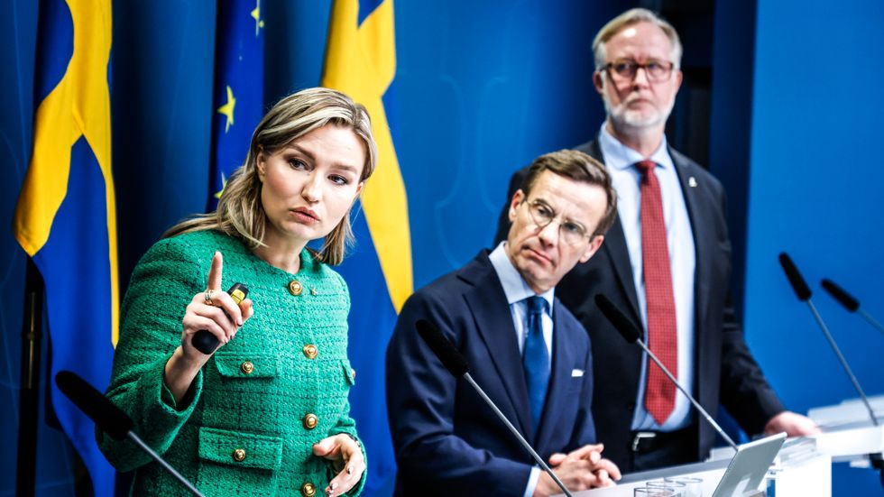 Ulf Kristersson (M), energi- och näringsminister Ebba Busch (KD) samt arbetsmarknads- och integrationsminister Johan Pehrson (L) på pressträffen.