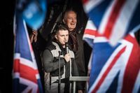 Tommy Robinson, frontfigur i extremhögern, höll tal i London den 9 december 2018.