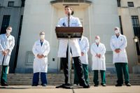 Vita husets medicinska enhet består av 20-talet personer. Donald Trumps läkare Sean Conley i förgrunden.