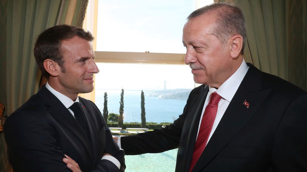 Frankrikes president Emmanuel Macron ligger i ordkrig med Turkiets president Recep Tayyip Erdogan. Arkivbild från ett möte i Turkiet i oktober 2018.
