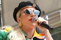 Lady Gaga håller tal under det årliga firandet av ”Stonewall Day”.  I år har det gått 50 år sedan protesterna på gayklubben blev till den första prideparaden.