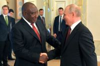 Rysslands president Vladimir Putin (till höger) skakar hand med Sydafrikas president Cyril Ramaphosa i samband med att en delegation afrikanska ledare besökte Ryssland i juni i år. Arkivbild.