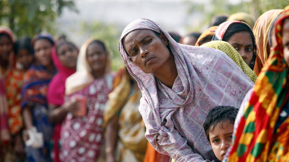 Kvinna köar för ris i Dhaka. Hur hjälper omvärlden henne bäst?