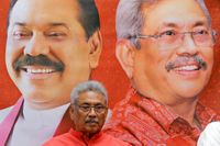 Gotabaya Rajapaksa, som vann presidentvalet, framför en affisch med porträtt på honom och hans bror Mahinda Rajapaksa. Arkivbild.