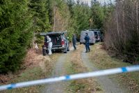 Polisen undersöker platsen utanför Vetlanda där 21-åringen hittades död. Arkivbild.