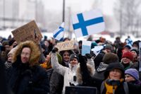 Det har protesterats mot coronarestriktioner i Helsingfors. På bilden syns en tidigare protest med samma syfte i slutet av mars. Arkivbild.