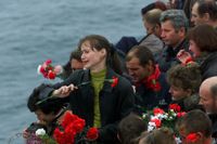 Det var i Barents hav den ryska kärnvapenubåten Kursk sprängdes 2000, här anhöriga till de 118 som dog.