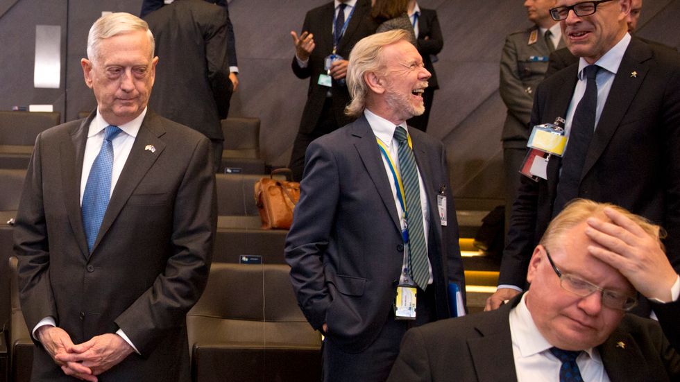USA:s nu avgående försvarsminister Jim Mattis, till vänster, och Sveriges försvarsminister Peter Hultqvist, till höger, vid ett Natomöte i juni 2018.