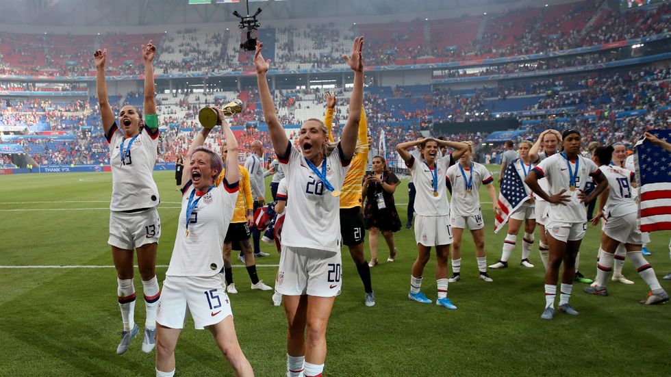 Det amerikanska landslaget firar sitt VM-guld.