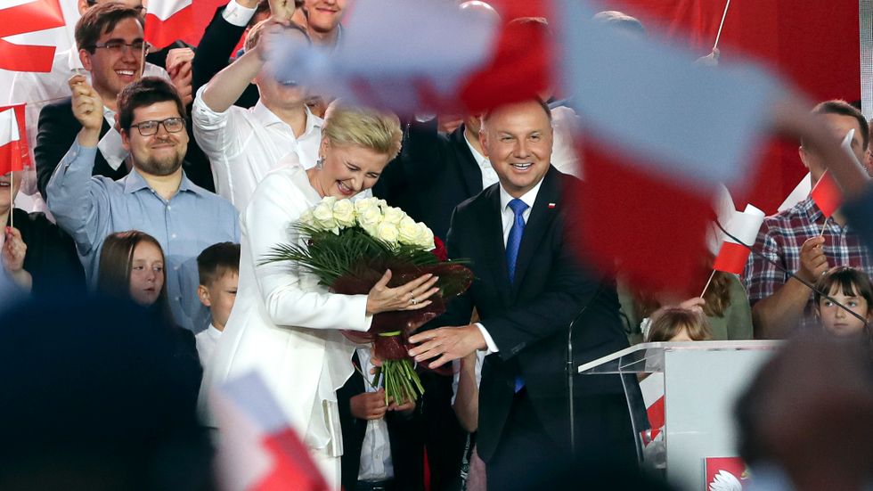 Andrzej Duda och hans fru Agata Kornhauser-Duda under valdagen i Polen 12 juli.