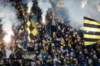 AIK-klacken med bengaler och flaggor på läktaren under lördagens fotbollsmatch i allsvenskan mellan AIK och Örebro SK på Friends Arena.