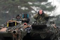 Tysklands försvarsminister Boris Pistorius i en av de 14  Leopard 2-stridsvagnar som överlämnandes till det ukrainska försvaret tidigare i vår.