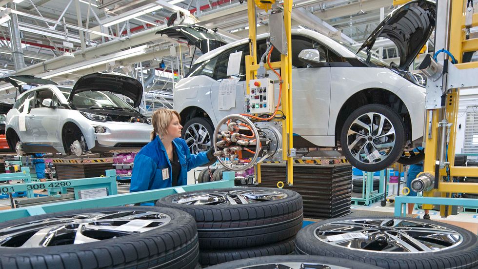 Biltillverkning på BMW:s fabrik i Leipzig i Tyskland. USA:s president Donald Trump uppges nu kunna tänka sig att dra tillbaka hotet om tullavgifter på europeiska bilar. Arkivbild