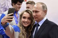 Vladimir Putin ställer upp för en selfie under ett besök i Krasnojarsk i förra veckan.