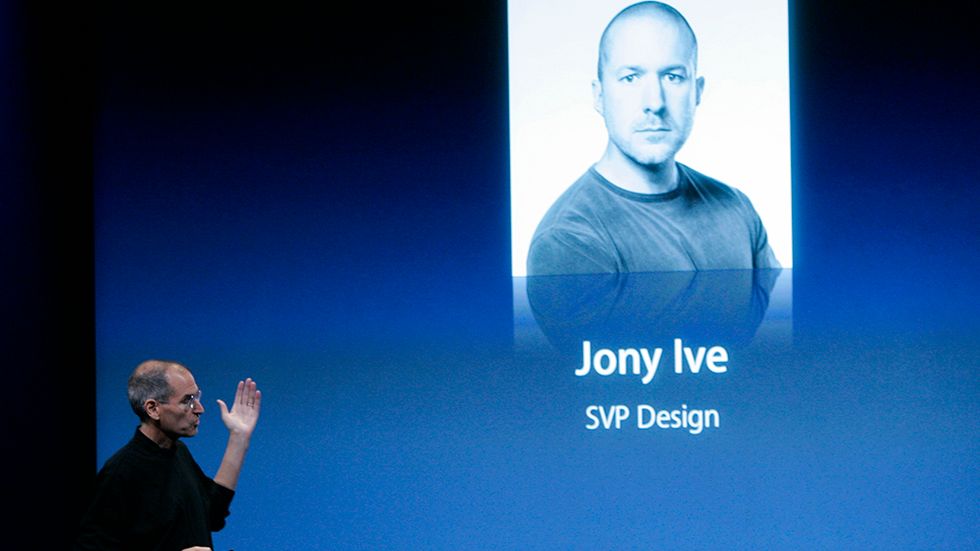 Steve Jobs talar om sin chefsdesigner Jonathan ”Jony” Ive på ett Applemöte i Cupertino, Kalifornien, 2008.
