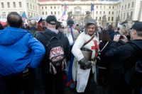 Demonstranter vid den ”islamkritiska” demonstration i Prag i lördags. Pragborgen syns i bakgrunden.