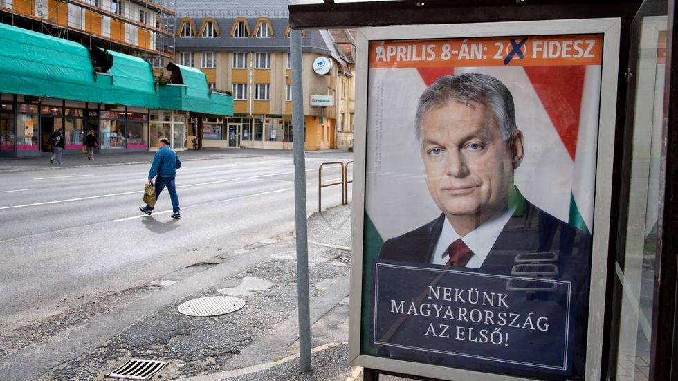 Premiärminister Viktor Orbán på valaffischer i den ungerska staden Szombathely.