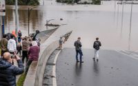 Efter översvämningarna i New South Wales har omkring 85 000 personer beordrats att lämna sina hem, eller vara beredda på att göra det. 