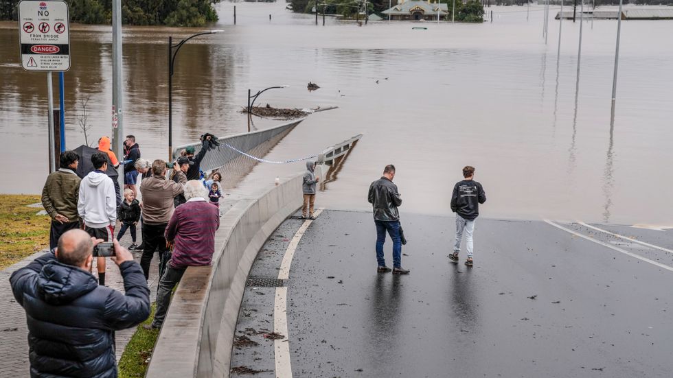 Efter översvämningarna i New South Wales har omkring 85 000 personer beordrats att lämna sina hem, eller vara beredda på att göra det. 