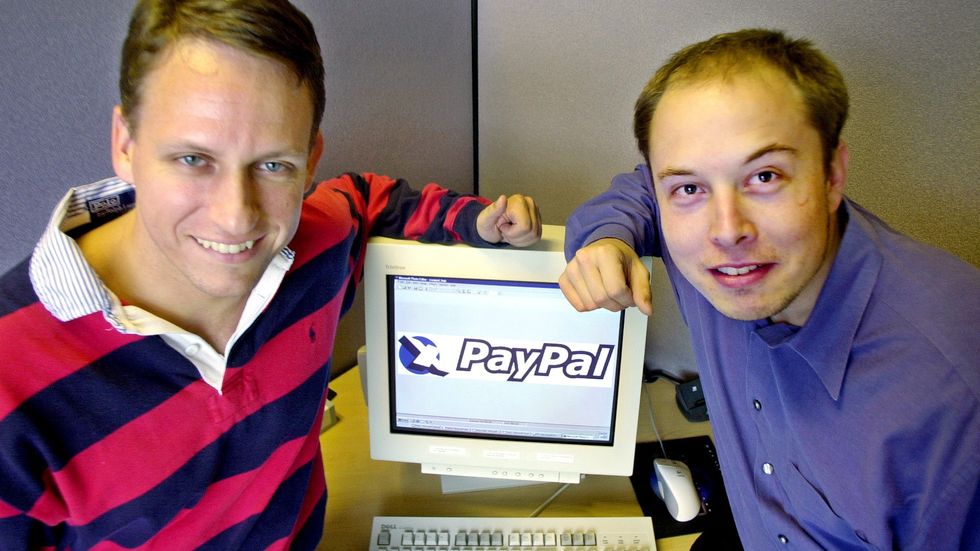 Peter Thiel och Elon Musk, fotograferade år 2000, visar upp den tjänst som skulle komma att kickstarta deras it-karriärer.