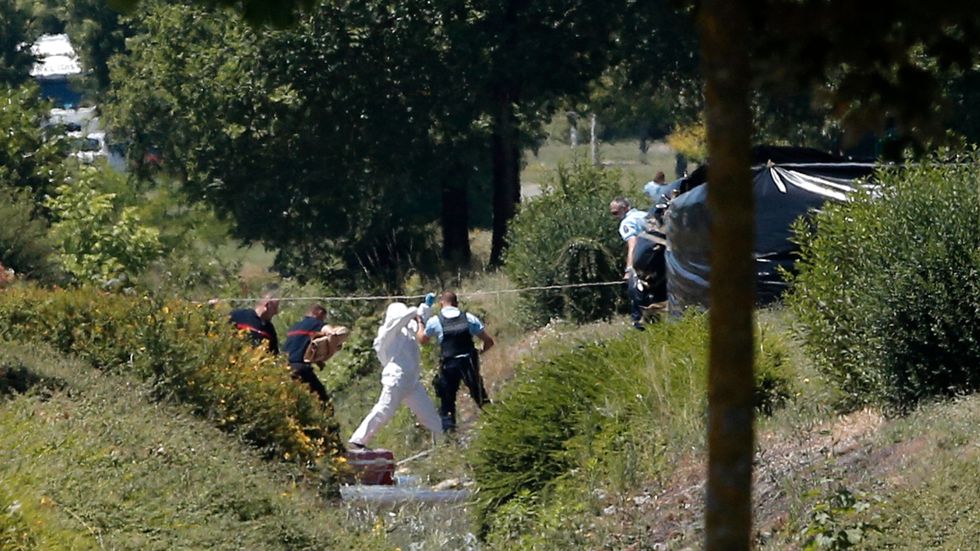 Polisens tekniker i arbete utanför attacken mot en gasfabrik i ett samhälle utanför Lyon i Frankrike.
