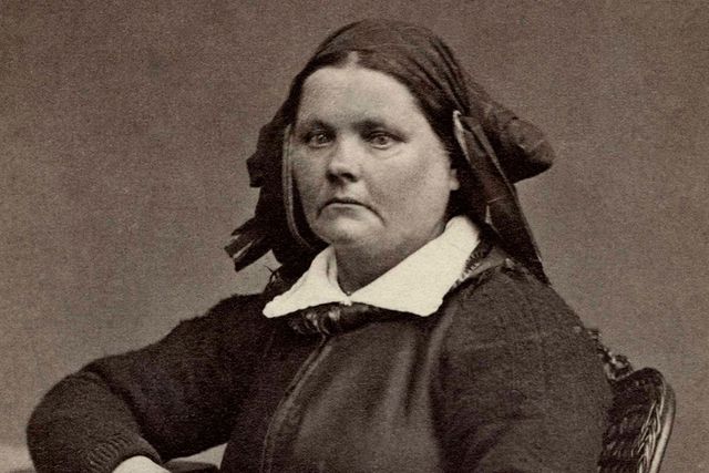 Kvinna med huvudduk, fotograferad i Knästorp cirka 1860–70.