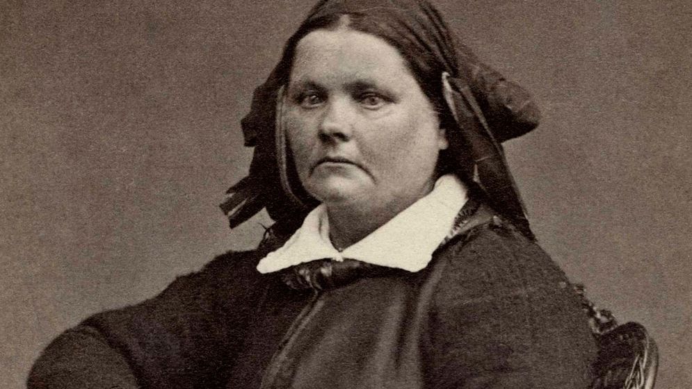 Kvinna med huvudduk, fotograferad i Knästorp cirka 1860–70.