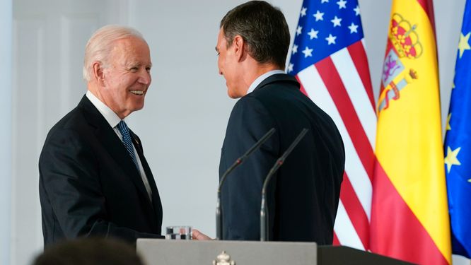 USA:s president Joe Biden är på plats i Madrid inför Natomötet. Här med Spaniens premiärminister Pedro Sanchez.