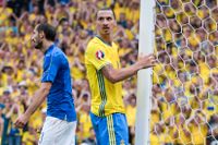Sveriges Zlatan Ibrahimovic efter en missad målchans under gruppmatchen mellan Italien och Sverige på Stadium de Toulouse under fotbolls-EM i Frankrike.