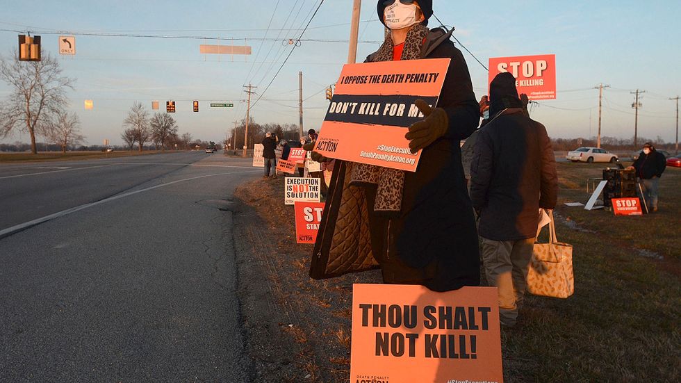 Demonstranter mot dödsstraff nära fängelset i Indiana.