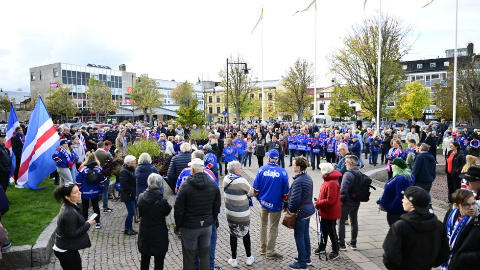 Människor har samlats på Stora torget i Oskarshamn för en hyllning till den mördade hockeysupportern Ulf Sandberg innan torsdagskvällens SHL-match mellan Oskarshamn och Frölunda.