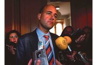 Det allvarligaste är politikens totala kollaps inför journalismens ständigt stegrande behov av att skapa 
spännande drama med politiker som skådespelare, skriver artikelförfattaren. Bilden är tagen den 18 september 2006, då Fredrik Reinfeldt tilllträdde sin plats som statsminister.