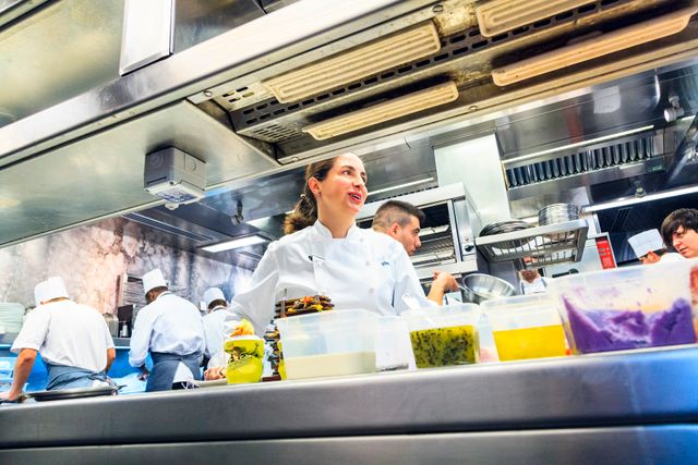 Elena Arzak har utsetts till världens bästa kvinnliga kock. På familjens restaurang Arzak förvaltar och förnyar hon baskiska traditioner.