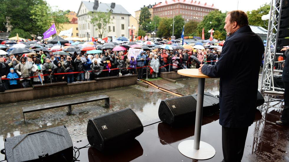 Statsminister Stefan Löfven talar på Medborgarplatsen i Stockholm i september 2015 till stöd för flyktingar under parollen ”Refugees Welcome”.