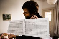 Musikaliska särbegåvningen Frans Hagerman visar upp ett partitur som han själv skapat.