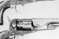 Nederst i bild en liknande revolvermodell som den som återbördades. Arkivbild.